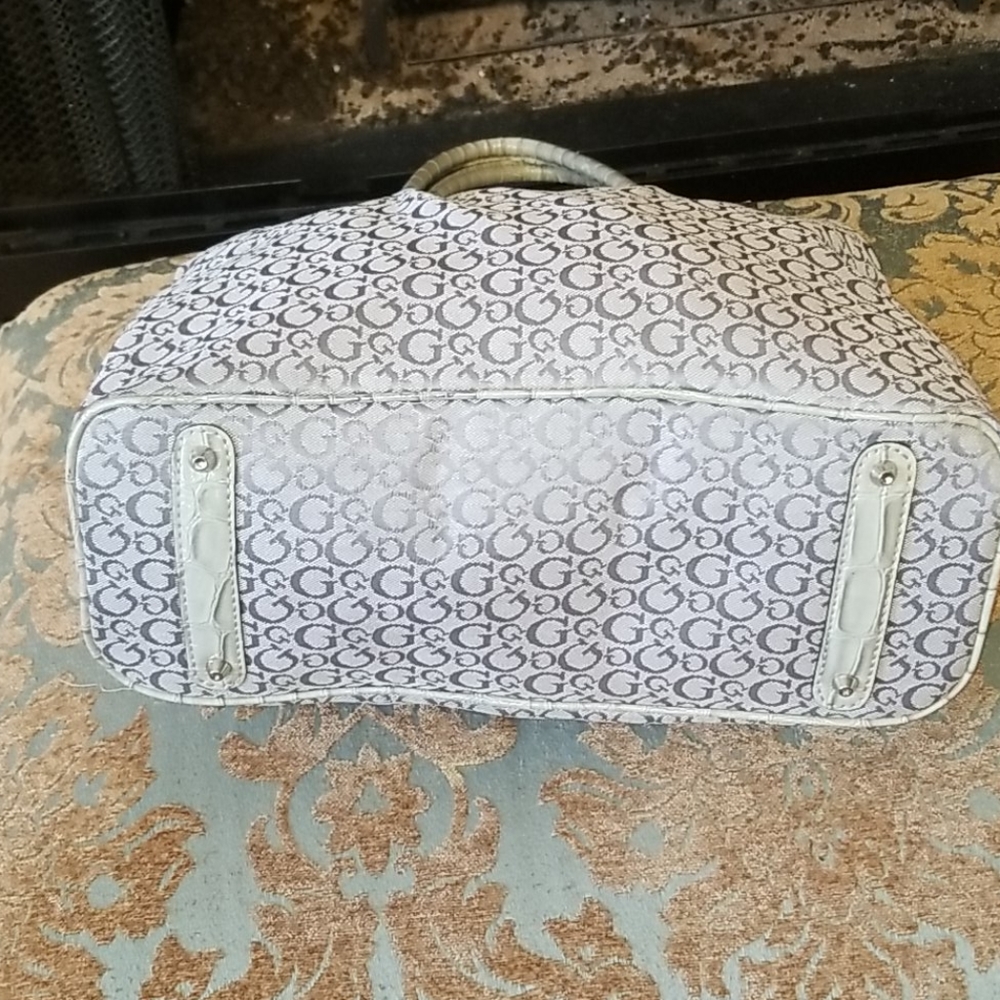 Guess Purse - Picture 6 of 9